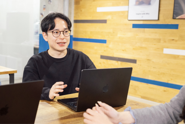 人事担当者と社員が向かい合い、笑顔で面談している様子。