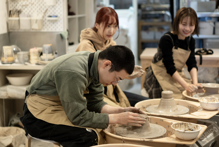社内サークルの活動で、メンバーが集まり陶芸に取り組んでいる様子