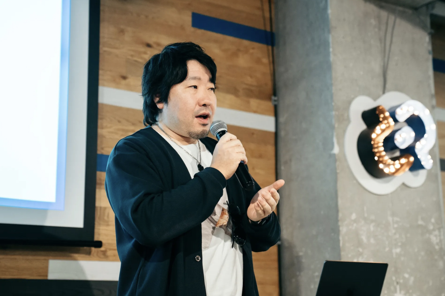 アルムナイイベントで、代表の土屋が参加者に向けて想いを語っている様子