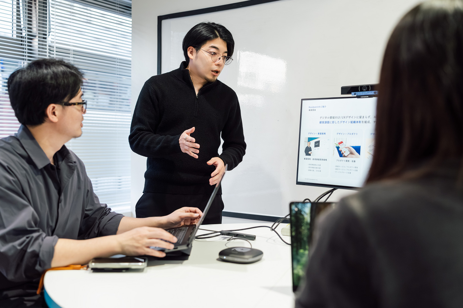クライアントワークで、チームで議論しながら課題解決に取り組んでいる様子